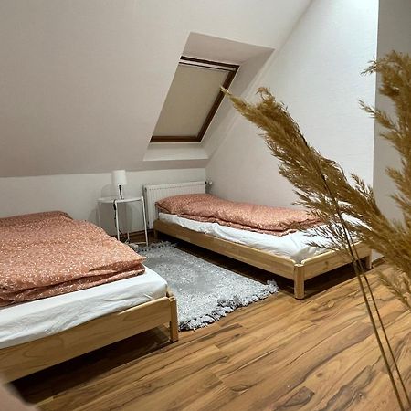 120Qm - 5 Rooms - 2 Bathrooms - Kitchen- Free Parking - Fast Wifi - Yiha Apartment ฮันโนเวอร์ ภายนอก รูปภาพ