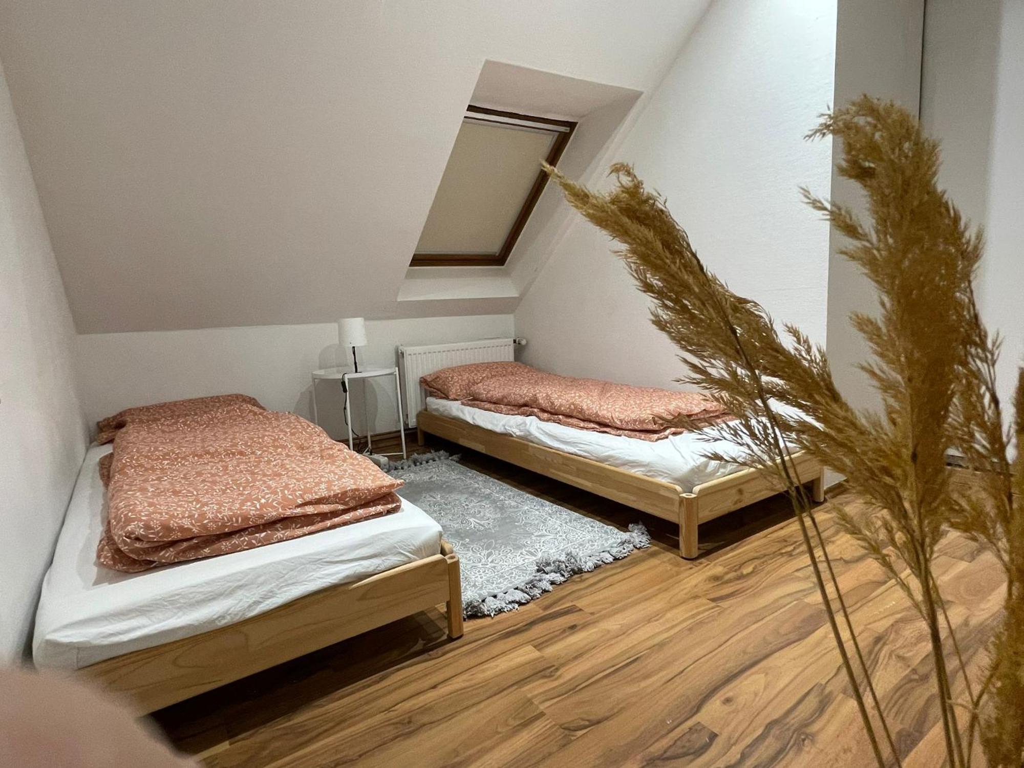 120Qm - 5 Rooms - 2 Bathrooms - Kitchen- Free Parking - Fast Wifi - Yiha Apartment ฮันโนเวอร์ ภายนอก รูปภาพ